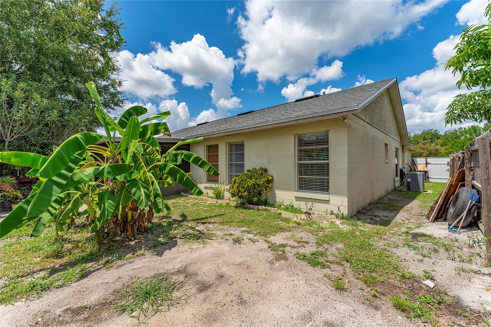 Listing photo id 22 for 325 Sir Lawrence Drive