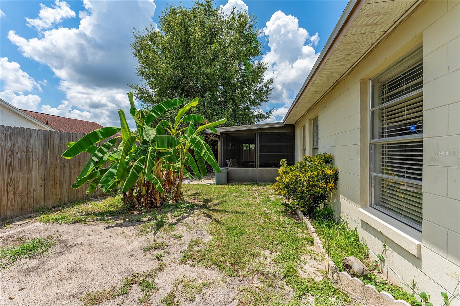 Listing photo id 23 for 325 Sir Lawrence Drive