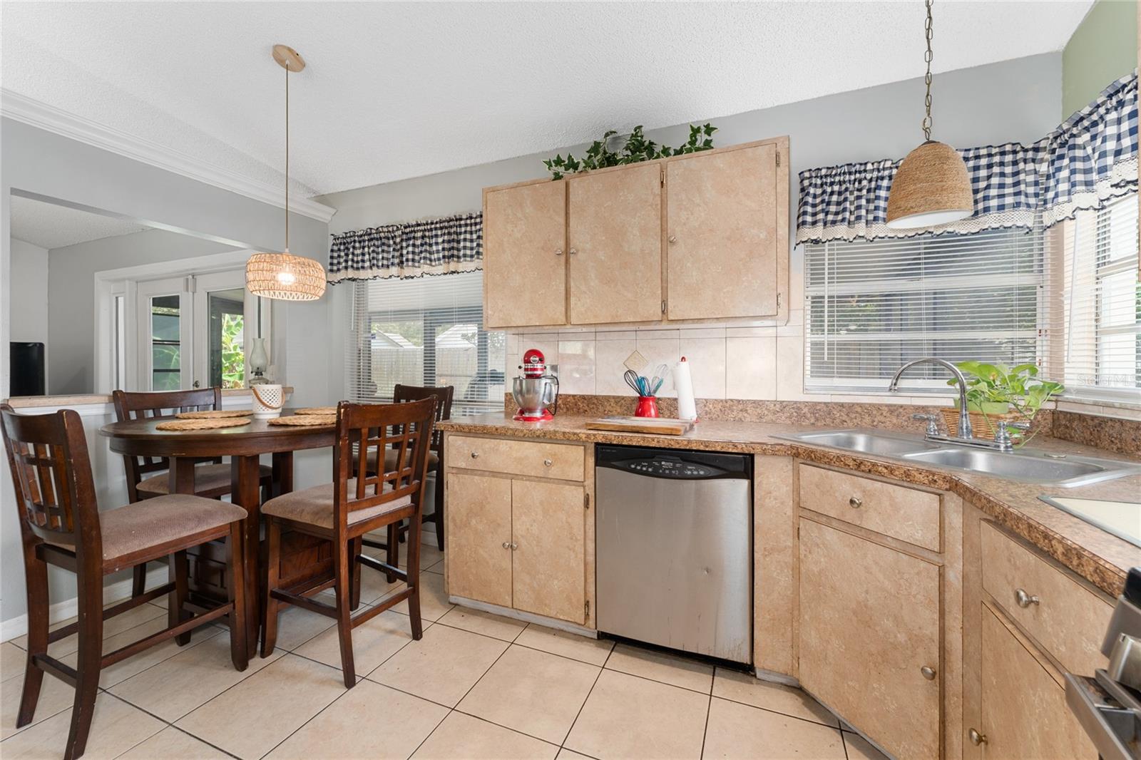 Listing photo id 1 for 325 Sir Lawrence Drive