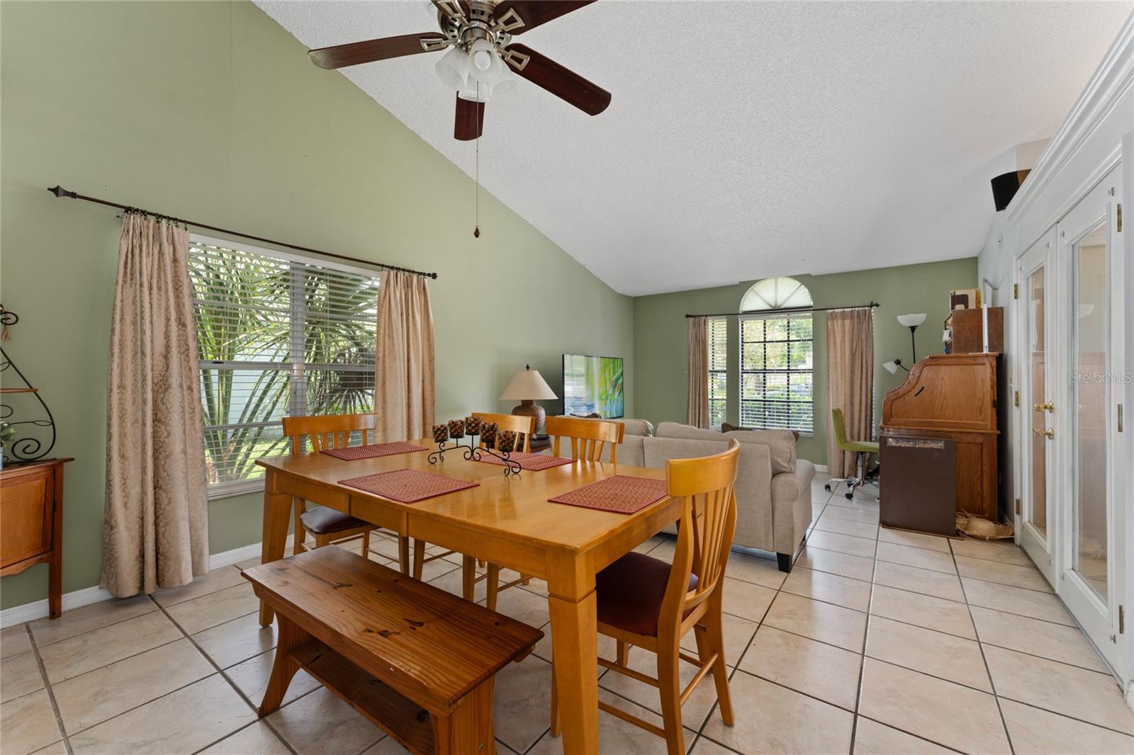 Listing photo id 2 for 325 Sir Lawrence Drive