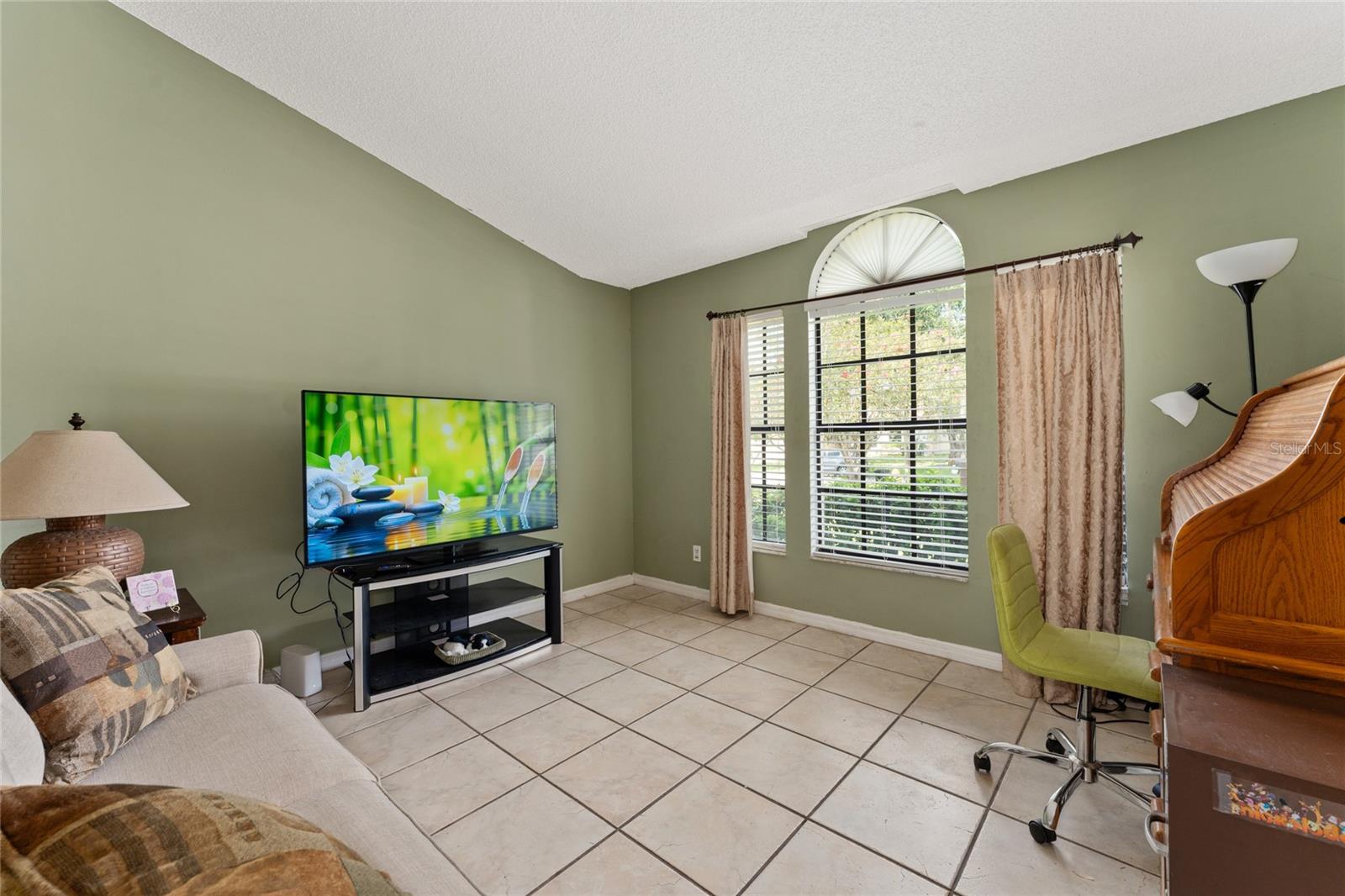 Listing photo id 3 for 325 Sir Lawrence Drive