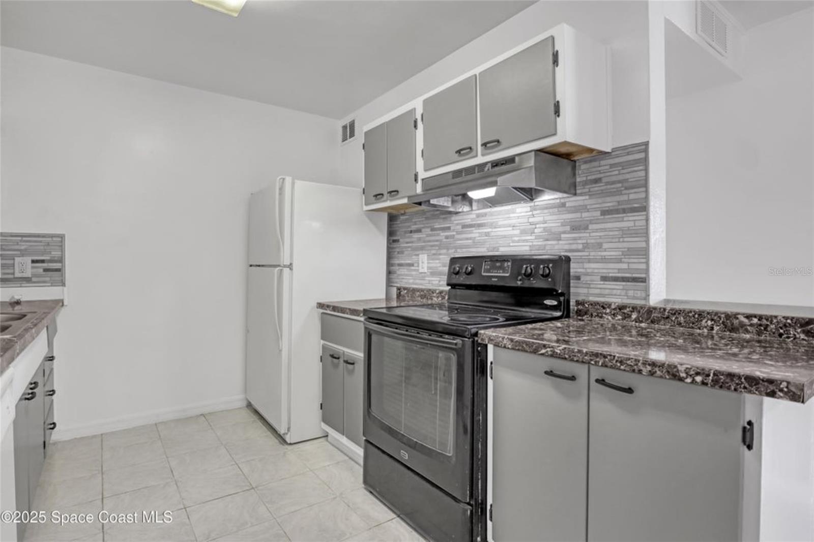 Image 11 of 41 For 3940 Barcelona Street