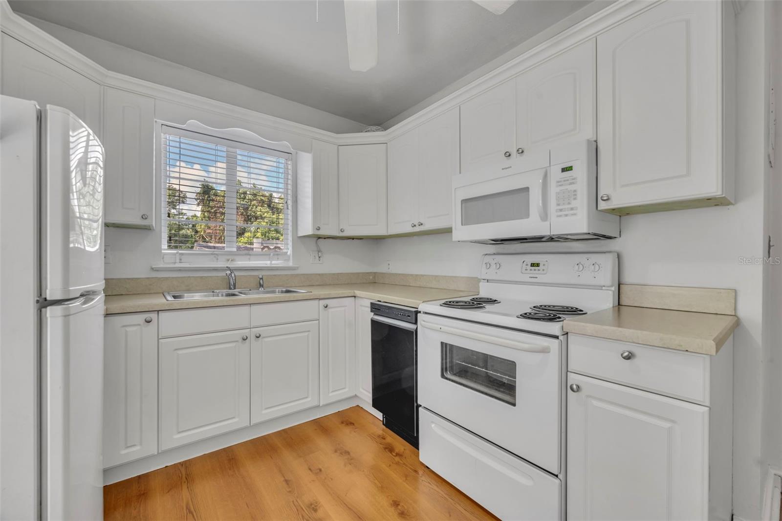 Image 12 of 17 For 759 Antonette Avenue