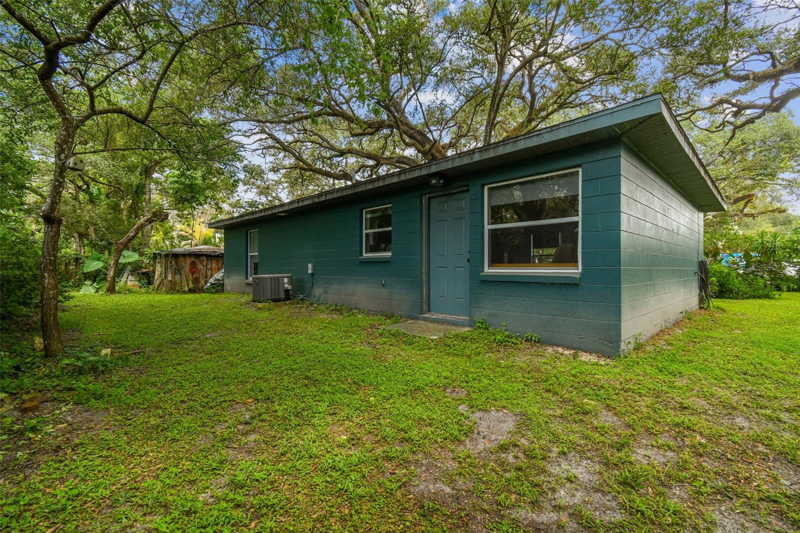 Listing photo id 10 for 1317 Carl Street
