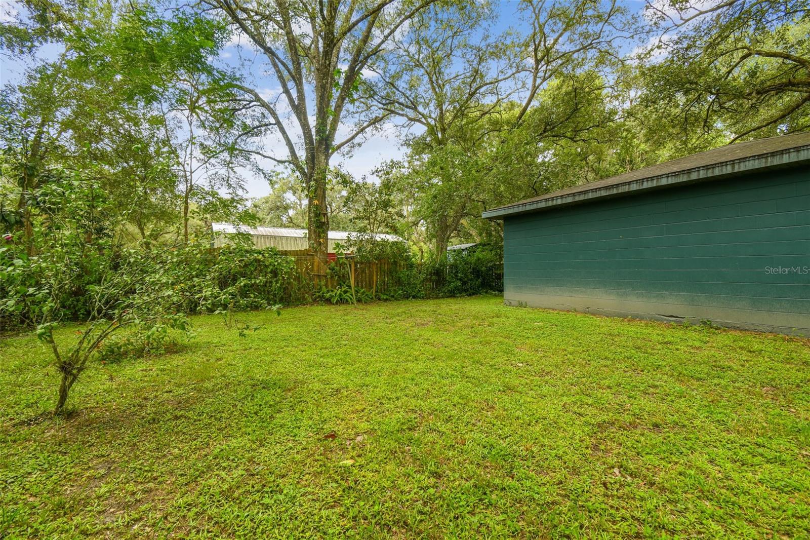 Listing photo id 11 for 1317 Carl Street
