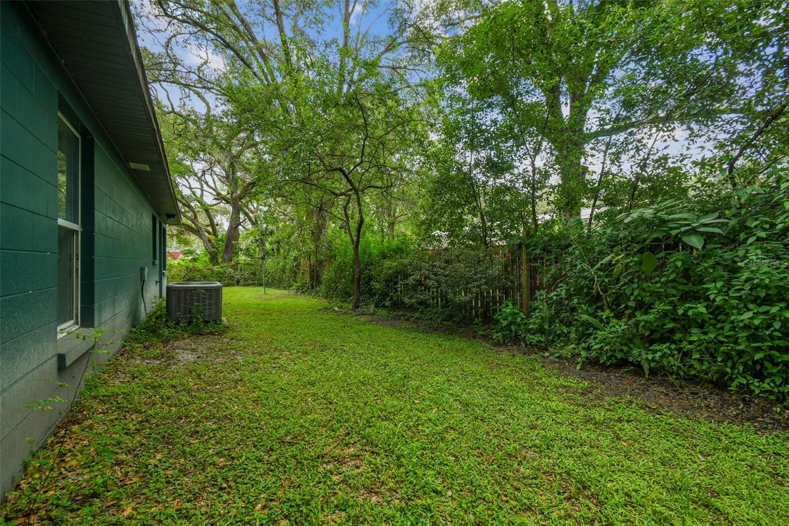 Listing photo id 12 for 1317 Carl Street