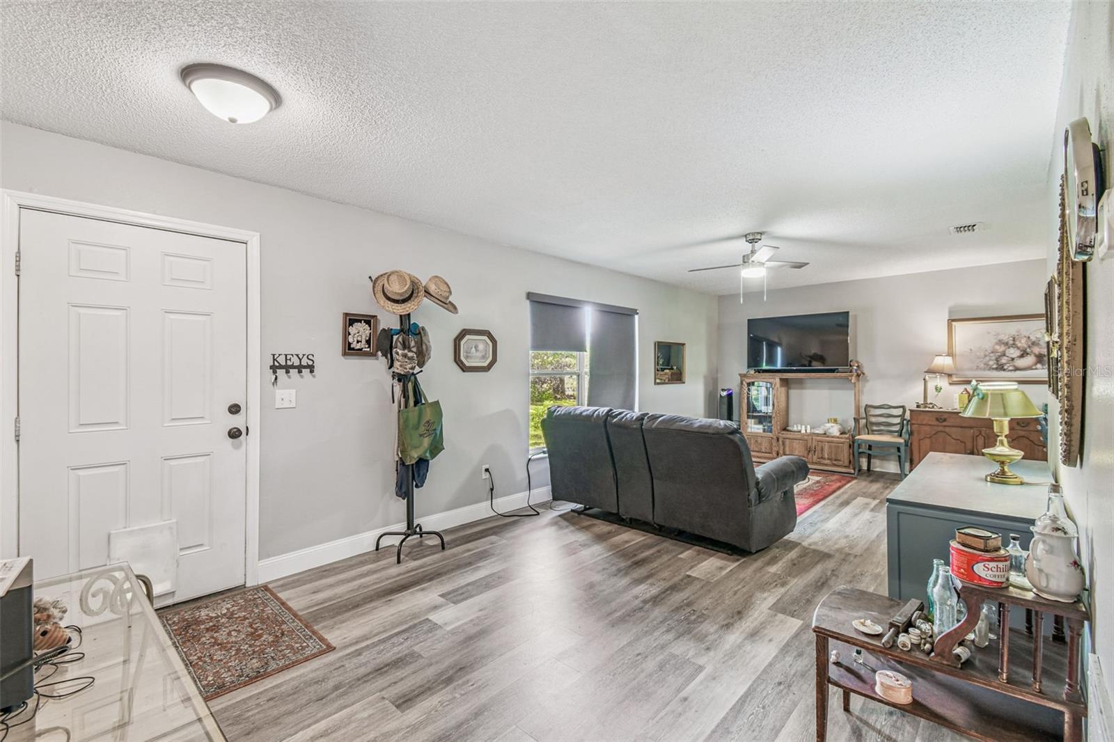 Listing photo id 2 for 1317 Carl Street