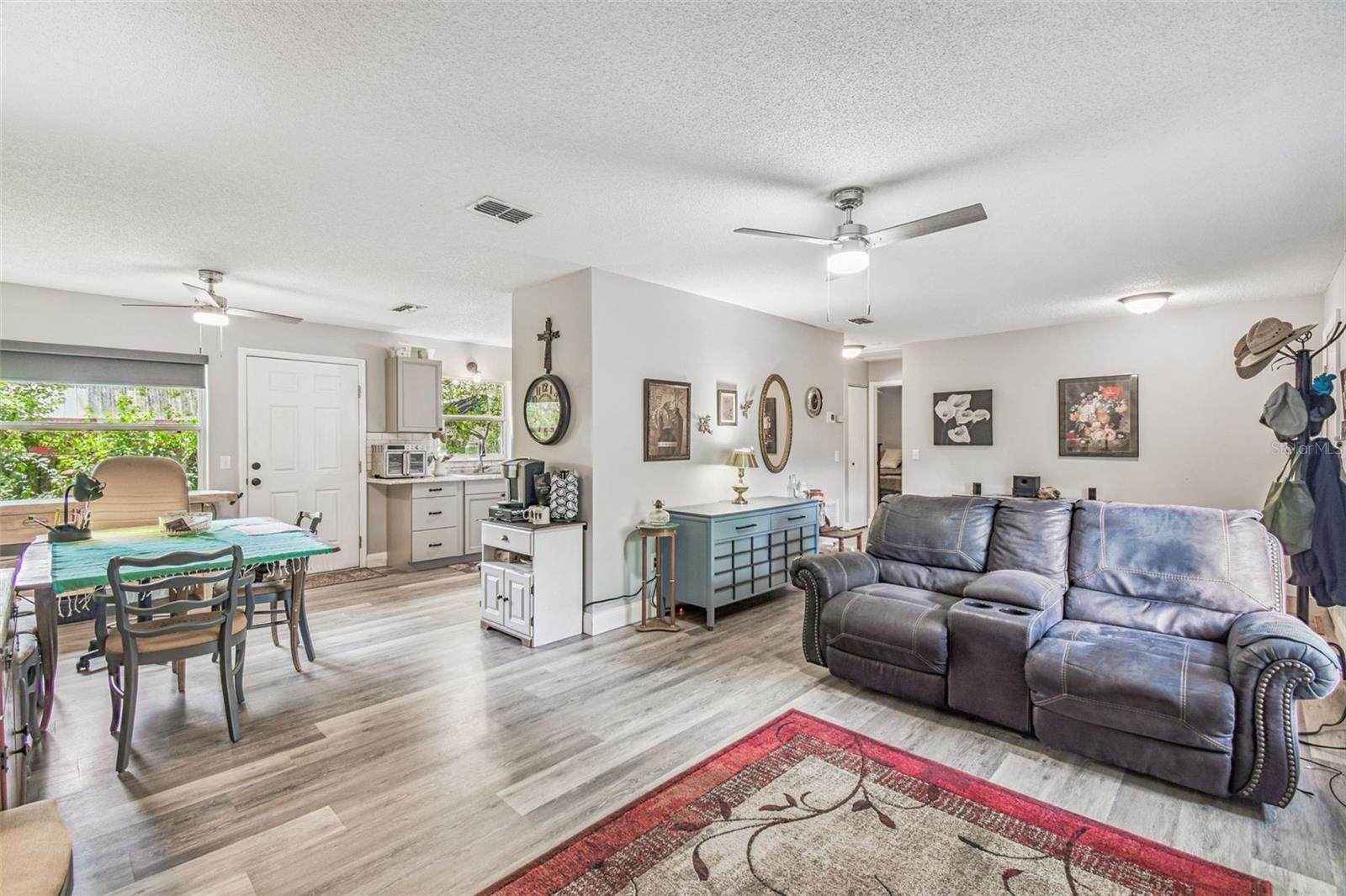 Listing photo id 4 for 1317 Carl Street