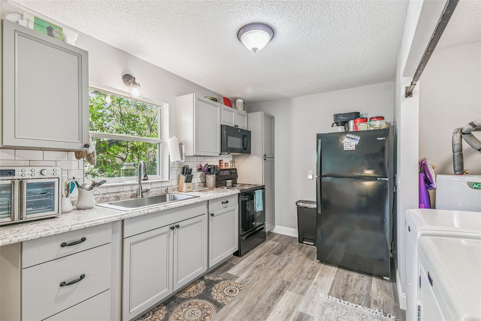 Listing photo id 6 for 1317 Carl Street