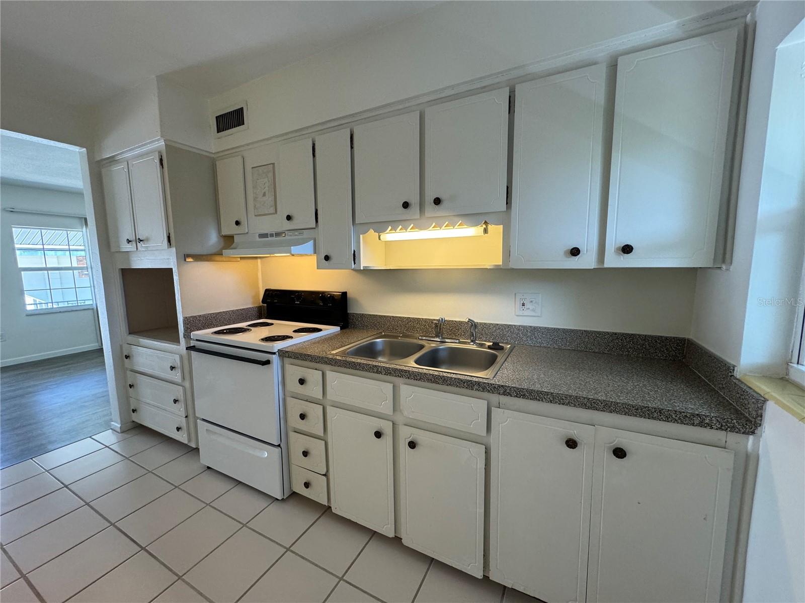 Image 10 of 30 For 214 Yale Street C