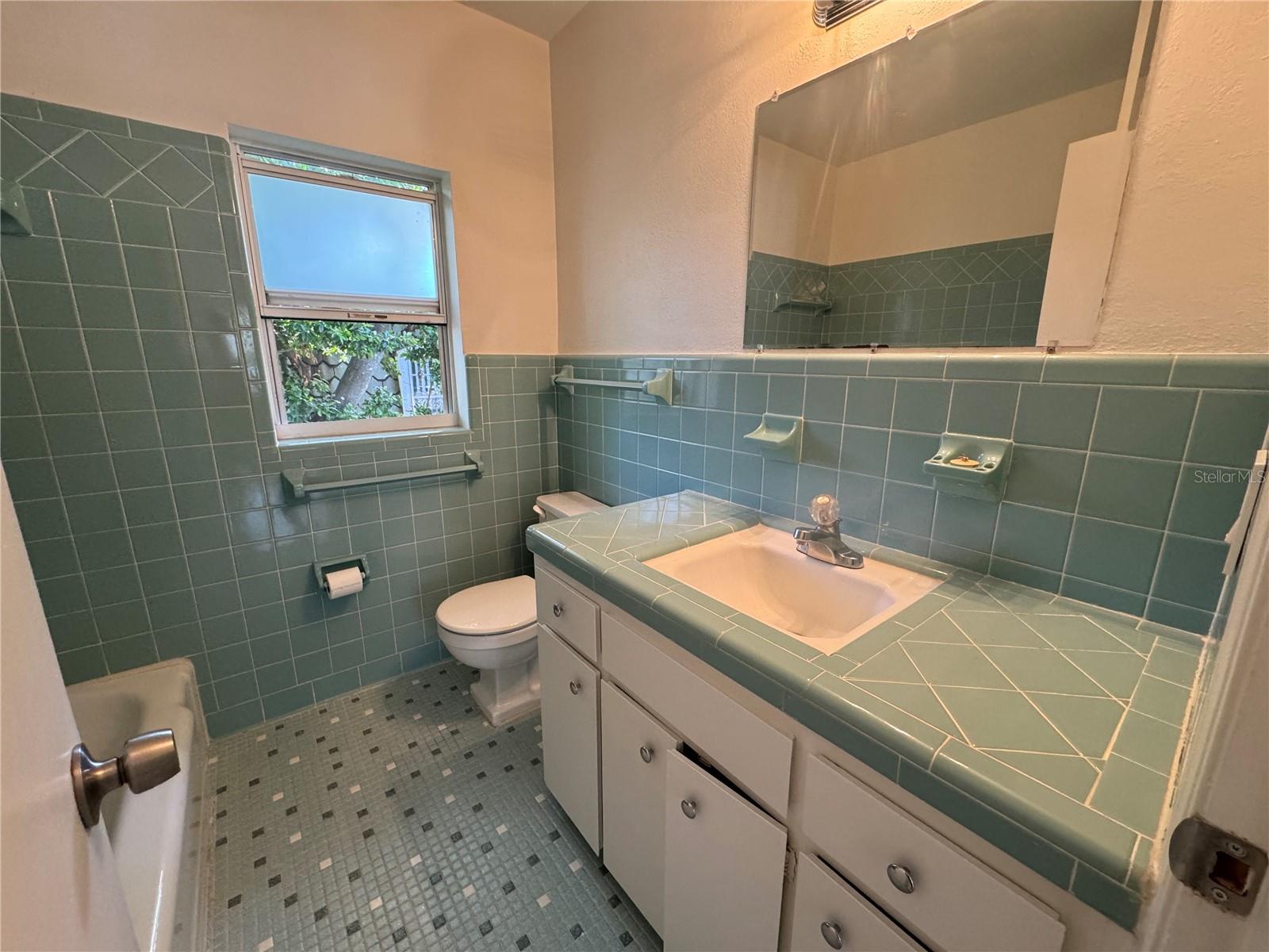 Image 18 of 30 For 214 Yale Street C
