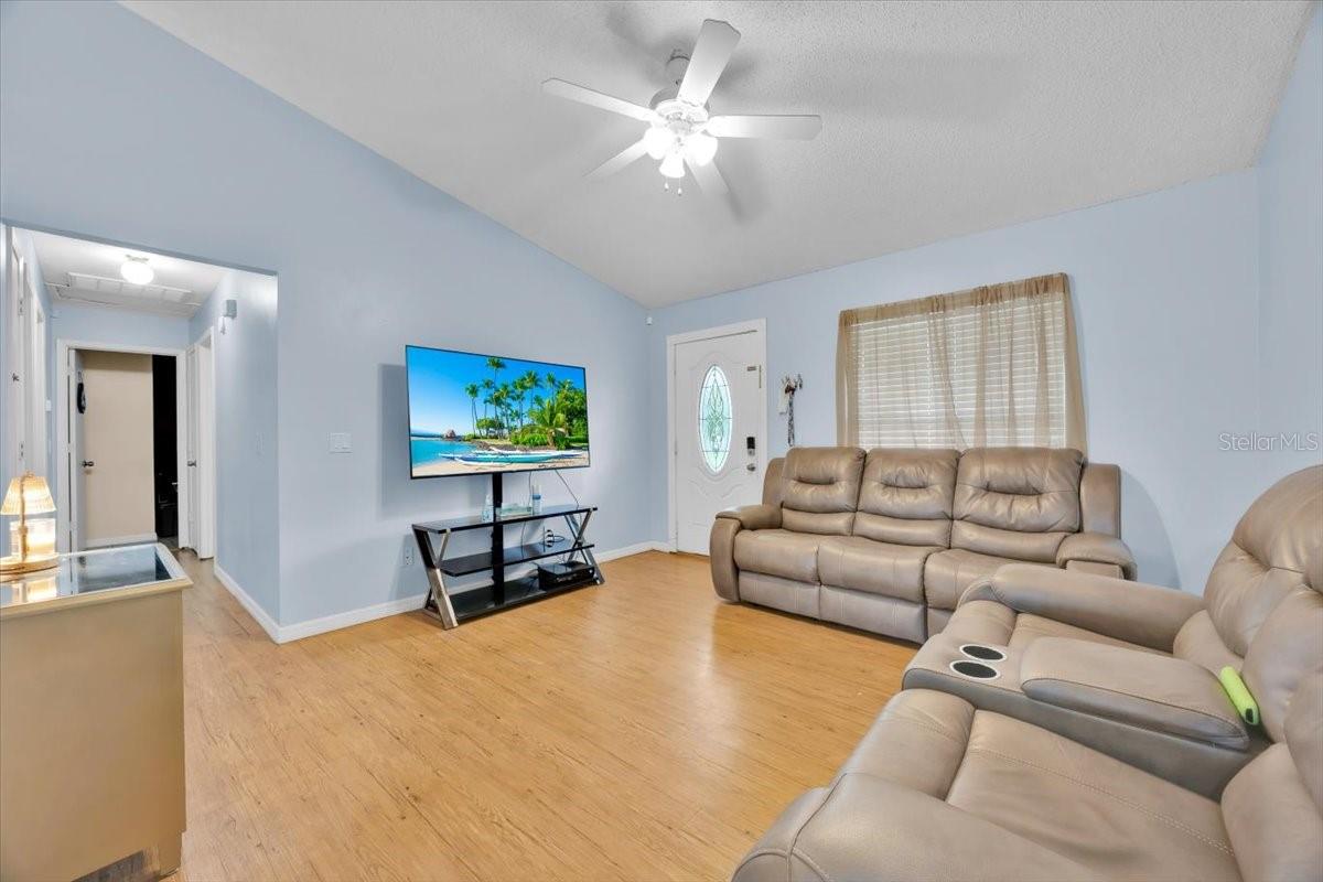 Image 3 of 19 For 605 Kings Lane Sw