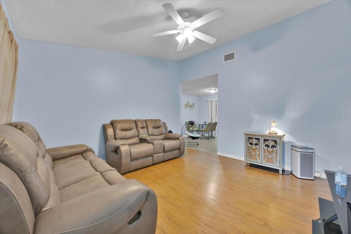 Image 4 of 19 For 605 Kings Lane Sw