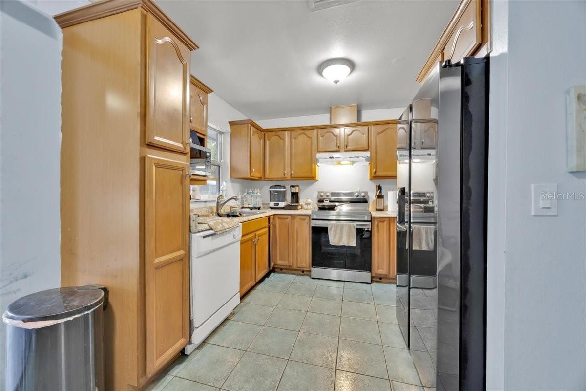 Image 7 of 19 For 605 Kings Lane Sw