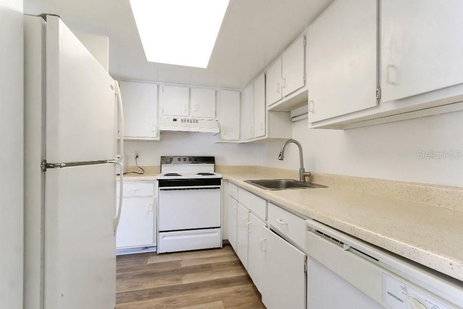 Image 10 of 19 For 448 Banyon Tree Circle 206