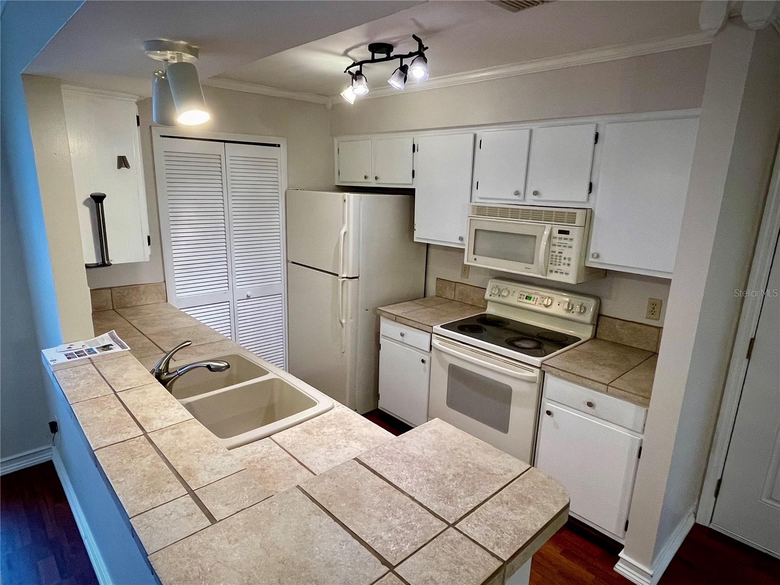 Image 6 of 14 For 610 Casa Park Court A