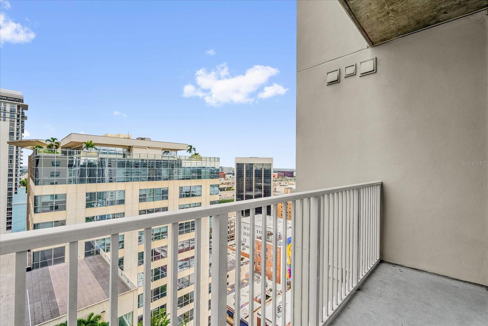 Image 10 of 25 For 155 Court Avenue 1614