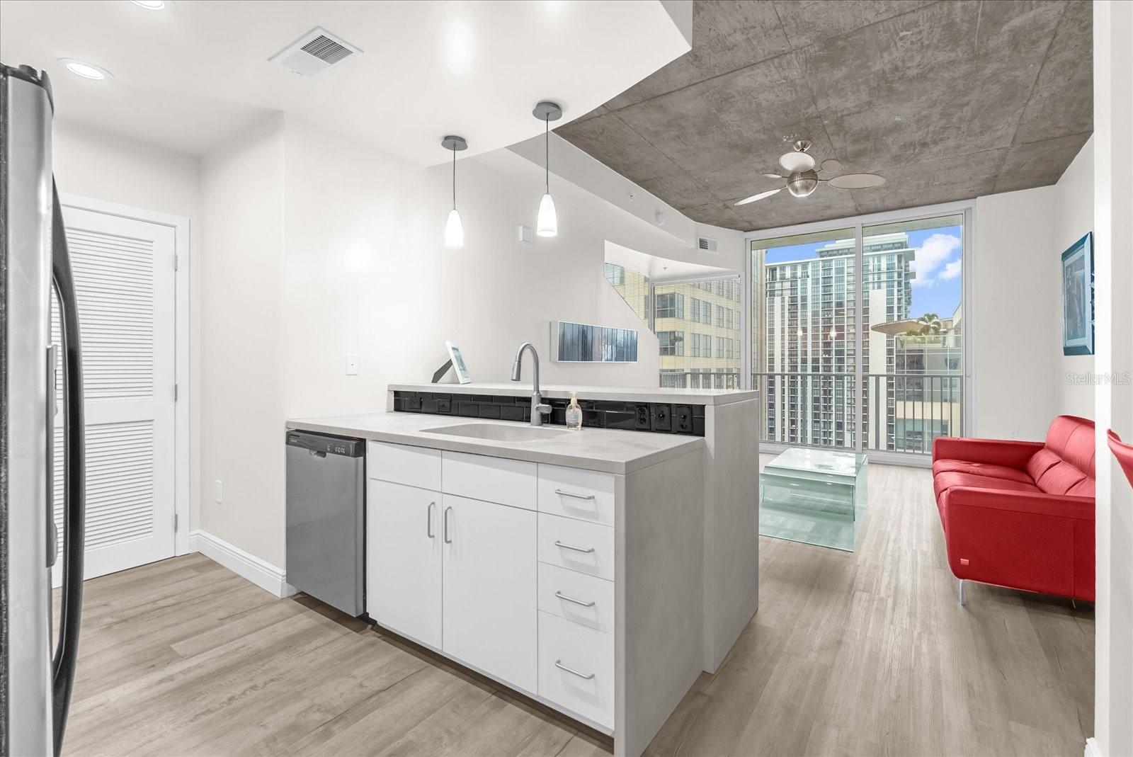 Image 17 of 25 For 155 Court Avenue 1614