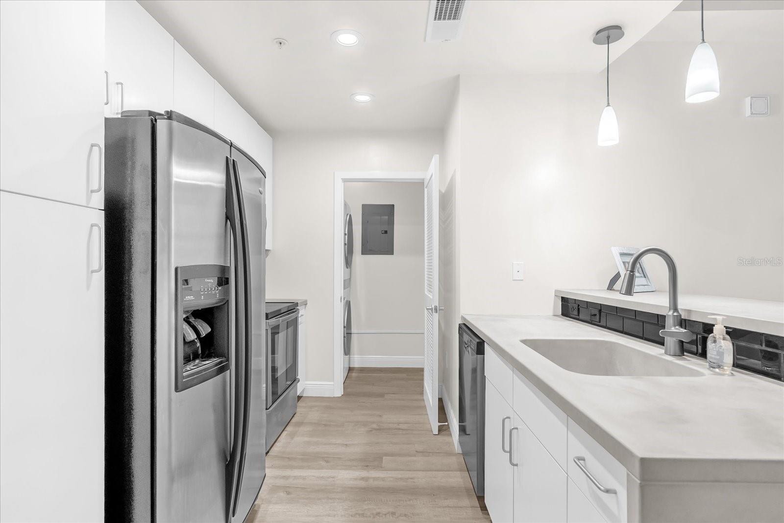 Image 18 of 25 For 155 Court Avenue 1614