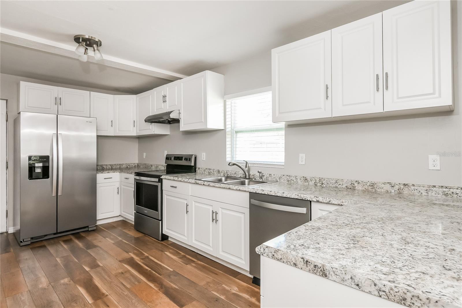Image 7 of 16 For 825 Jackson Avenue