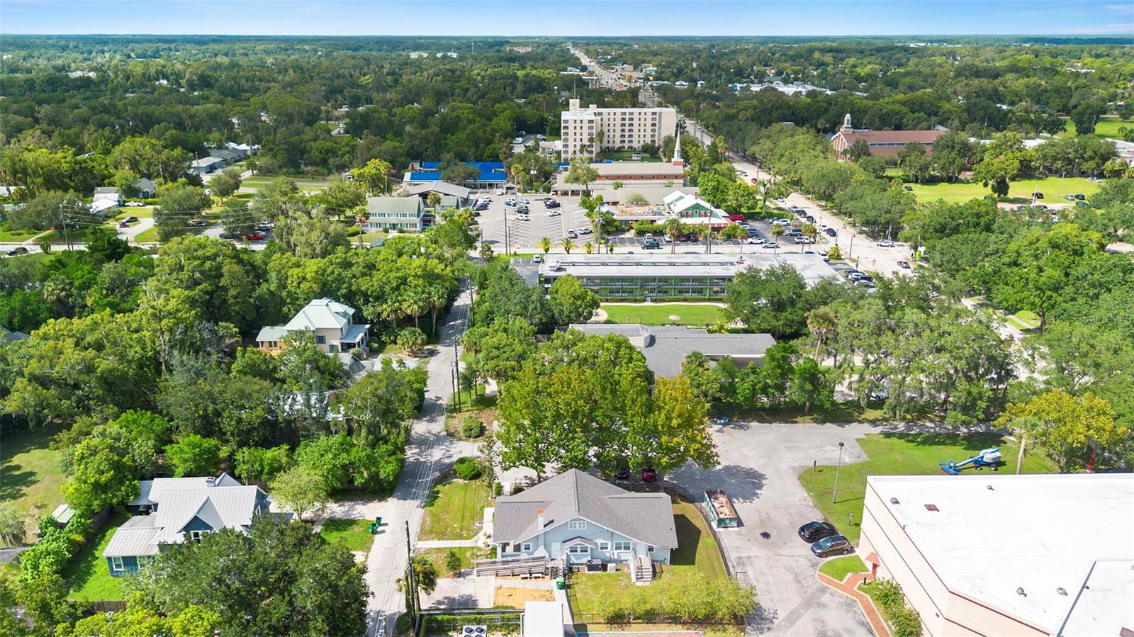 Image 9 of 54 For 615 Palmetto Court