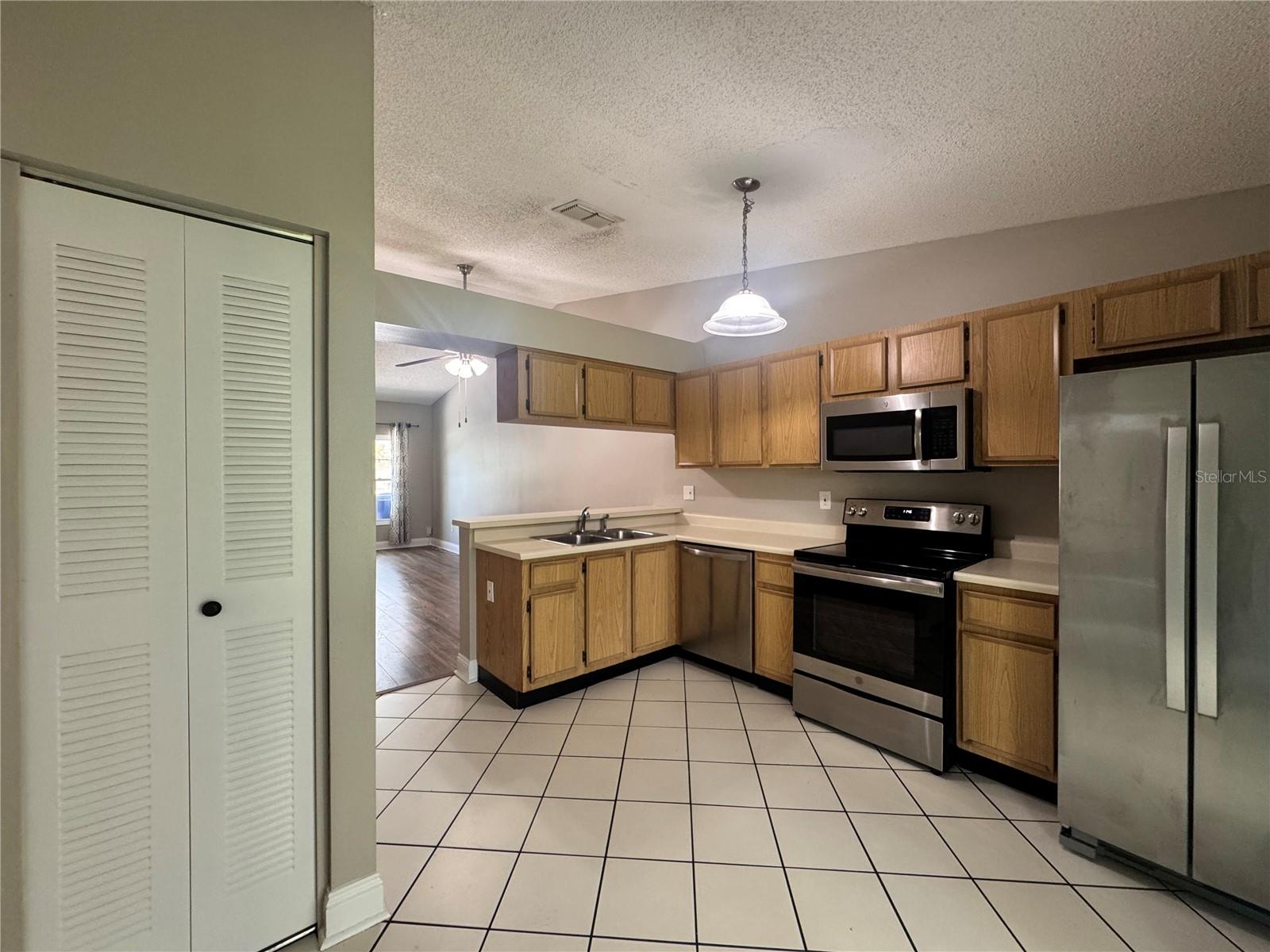 Image 11 of 37 For 915 Burlwood Street