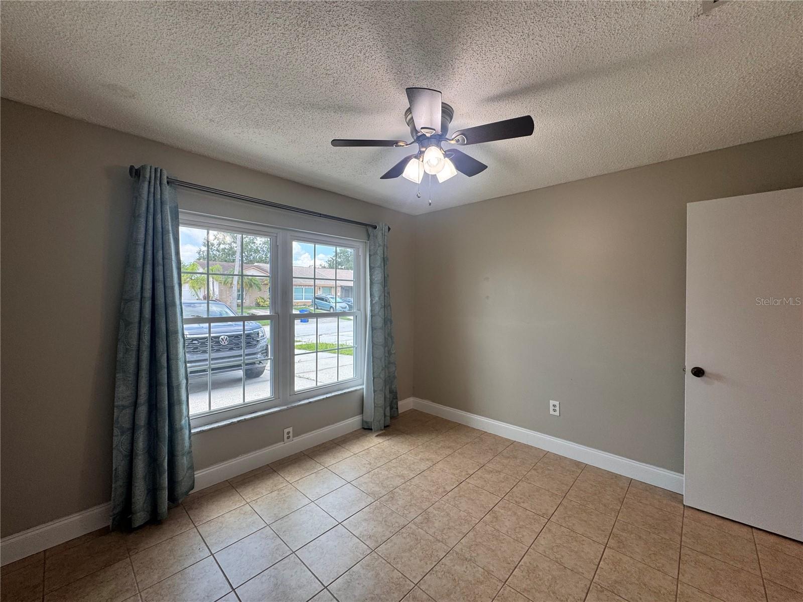 Image 22 of 37 For 915 Burlwood Street