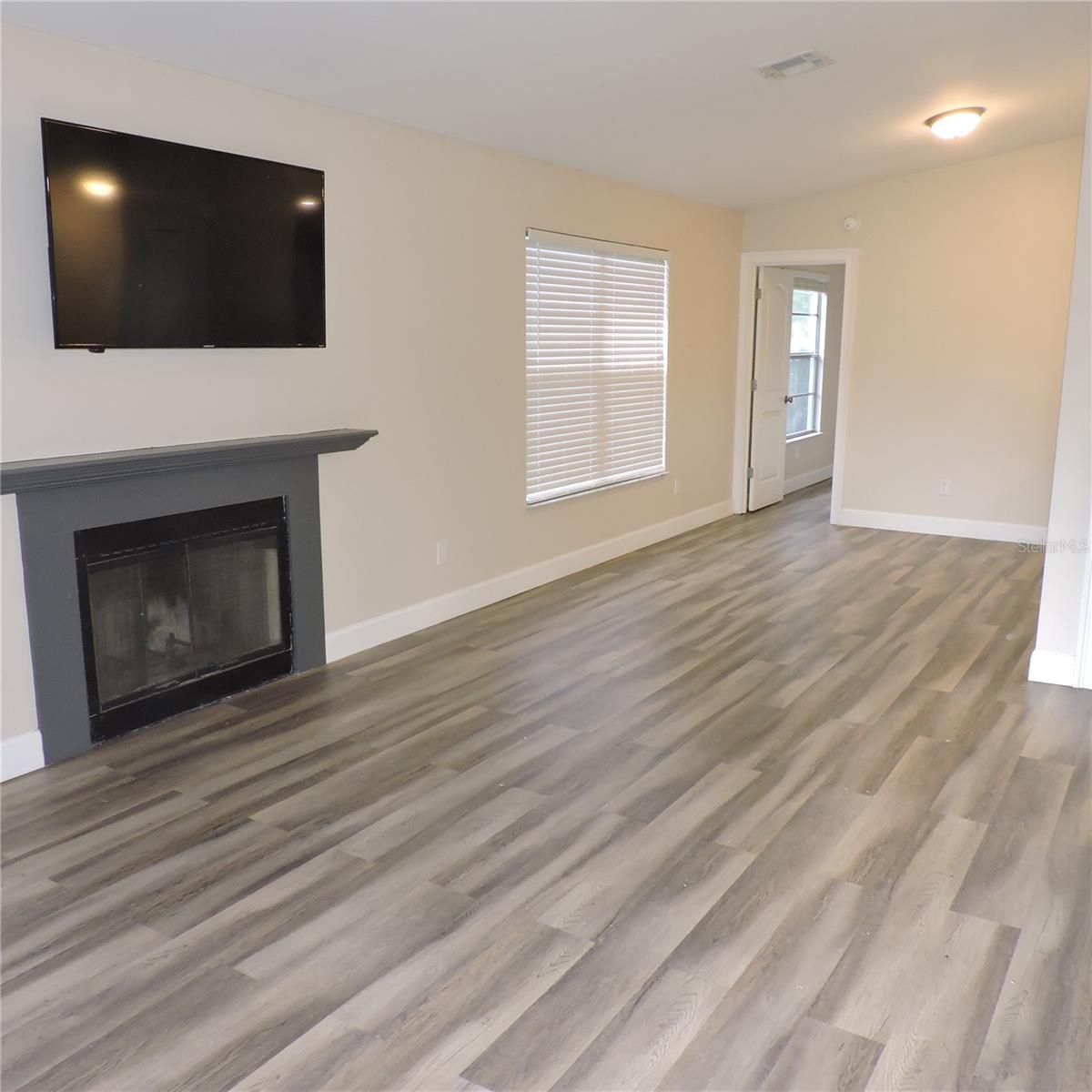 Image 5 of 60 For 206 Northlake Drive 206
