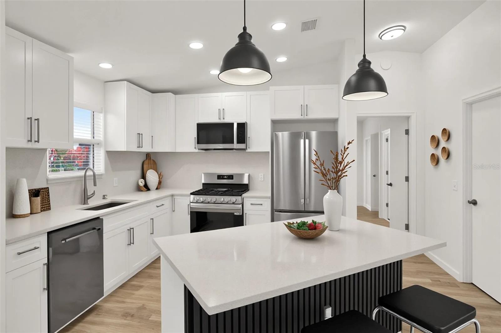 Image 14 of 48 For 766 Artesia Avenue
