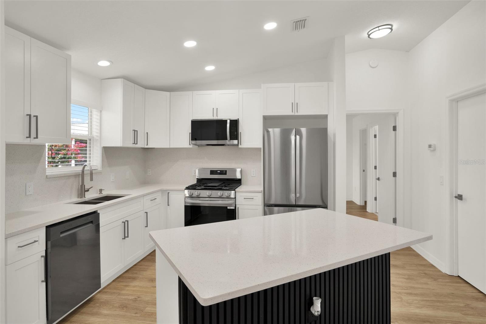 Image 15 of 48 For 766 Artesia Avenue
