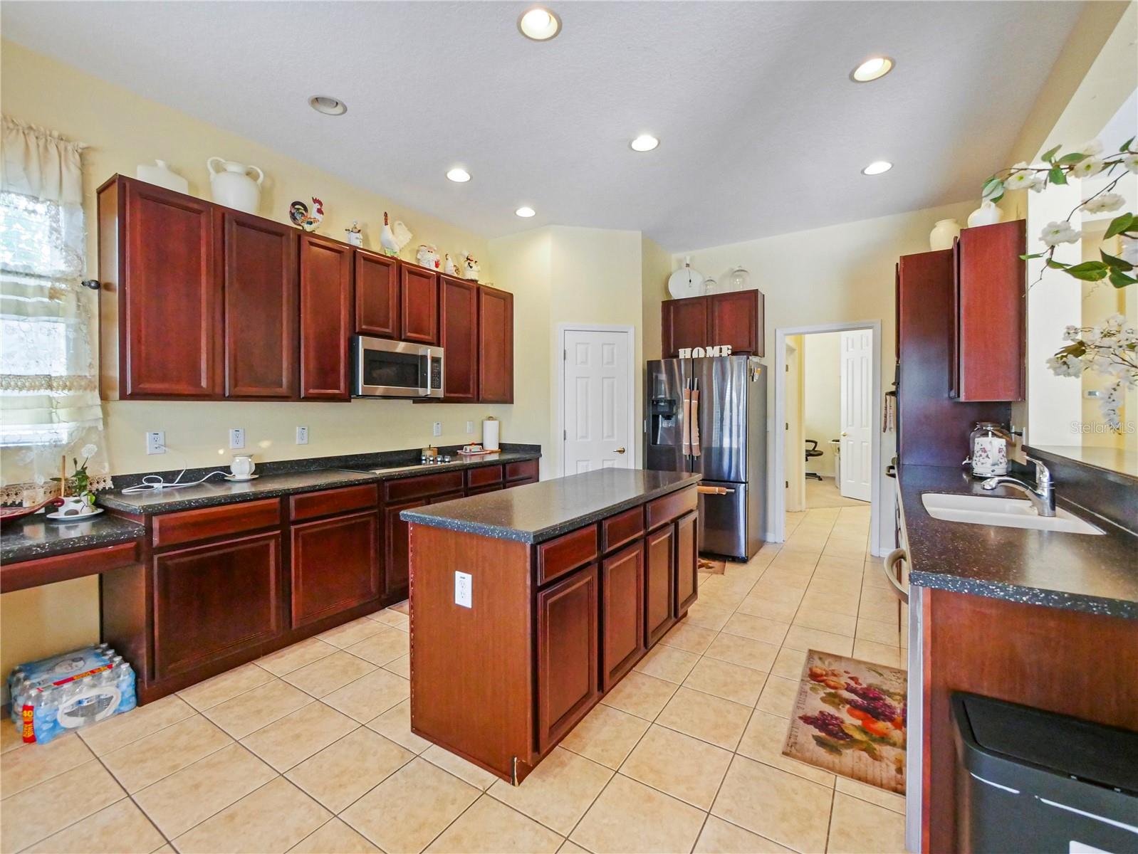 Listing photo id 31 for 23241 Abercorn Lane