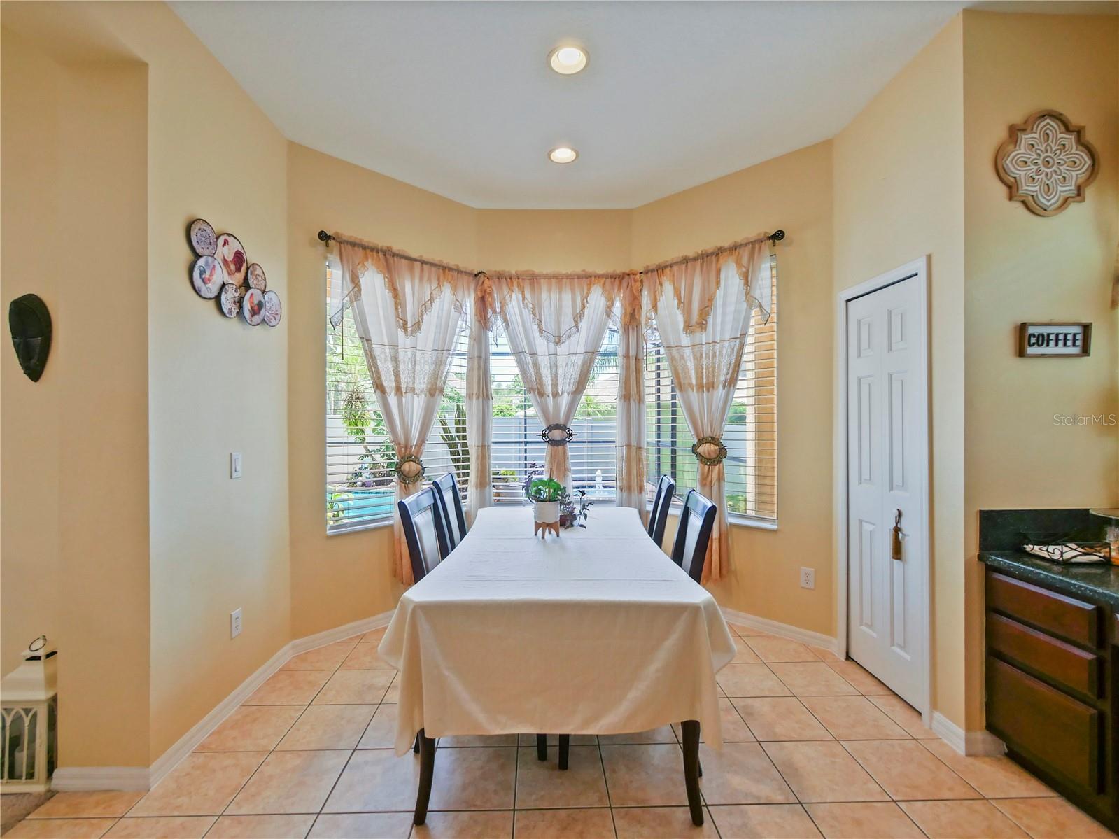 Listing photo id 32 for 23241 Abercorn Lane