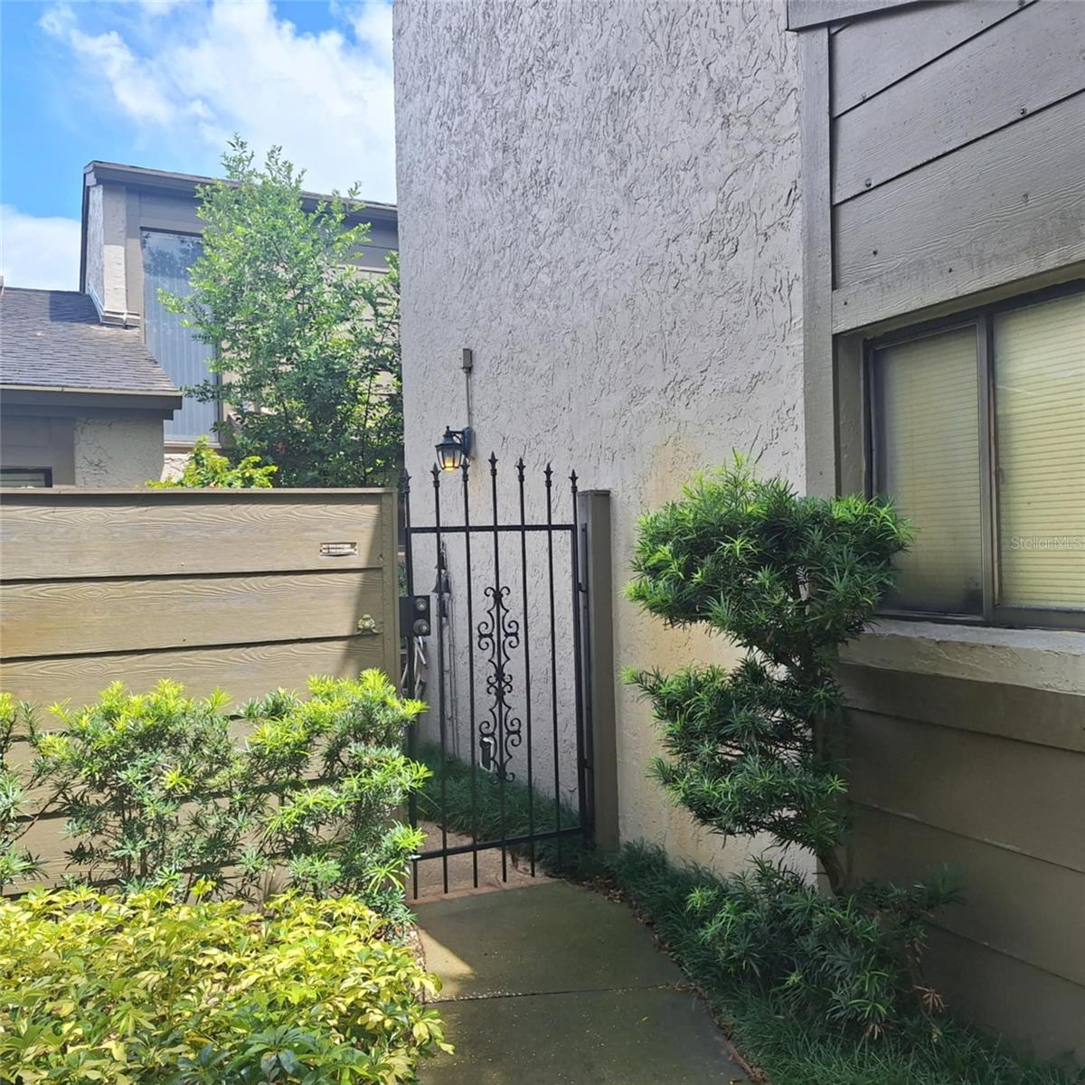 Image 2 of 24 For 1517 Carolwood Boulevard