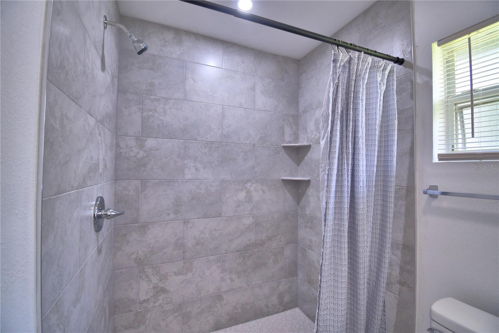 Image 17 of 28 For 2405 Roslyn Lane C
