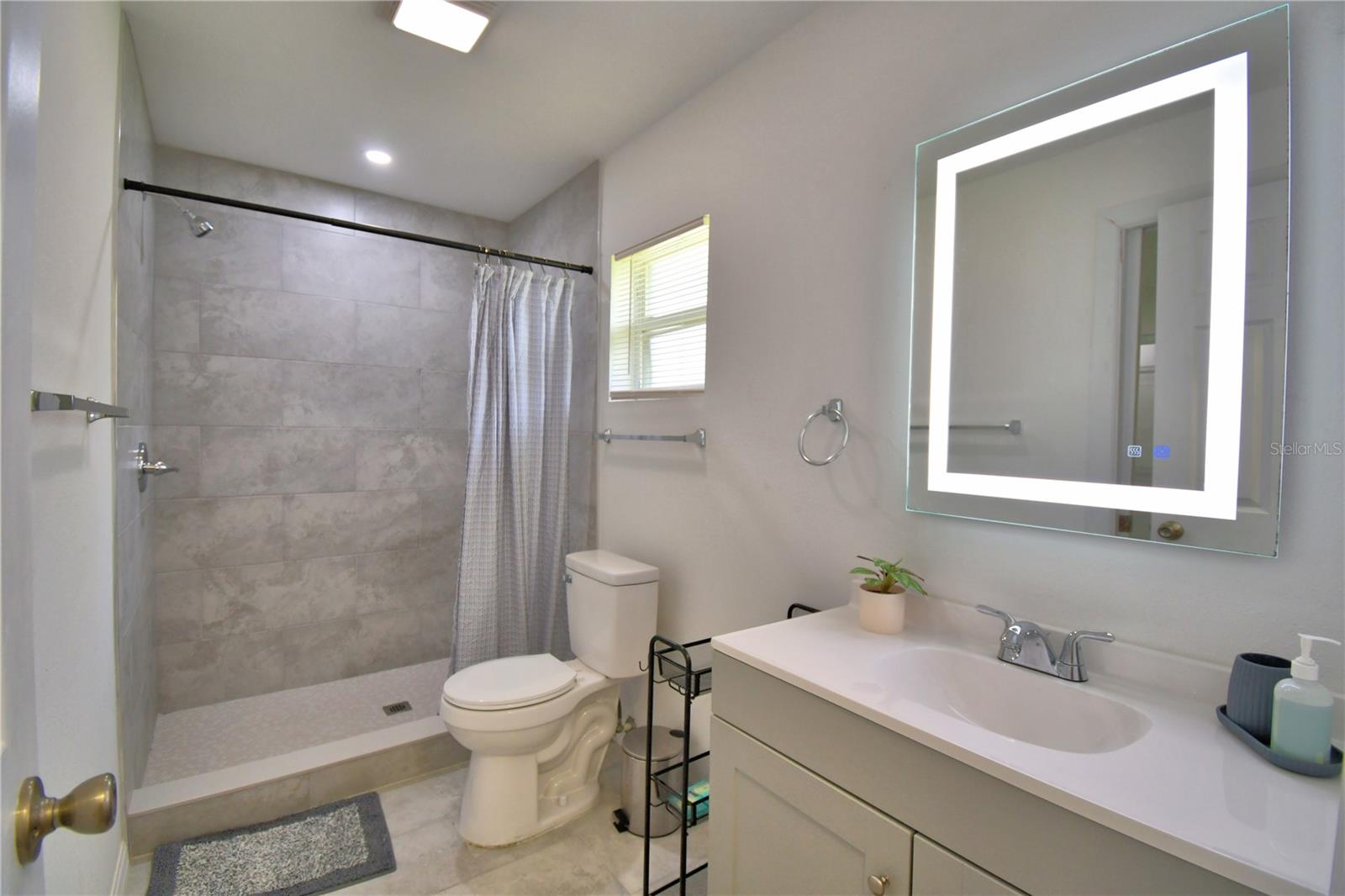 Image 19 of 28 For 2405 Roslyn Lane C