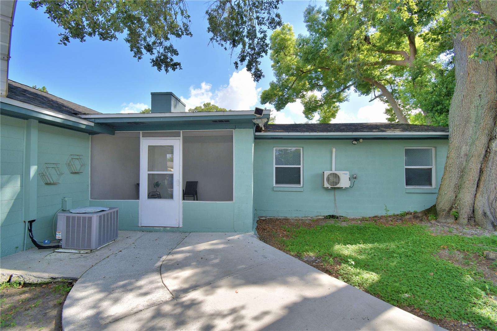 Image 2 of 28 For 2405 Roslyn Lane C