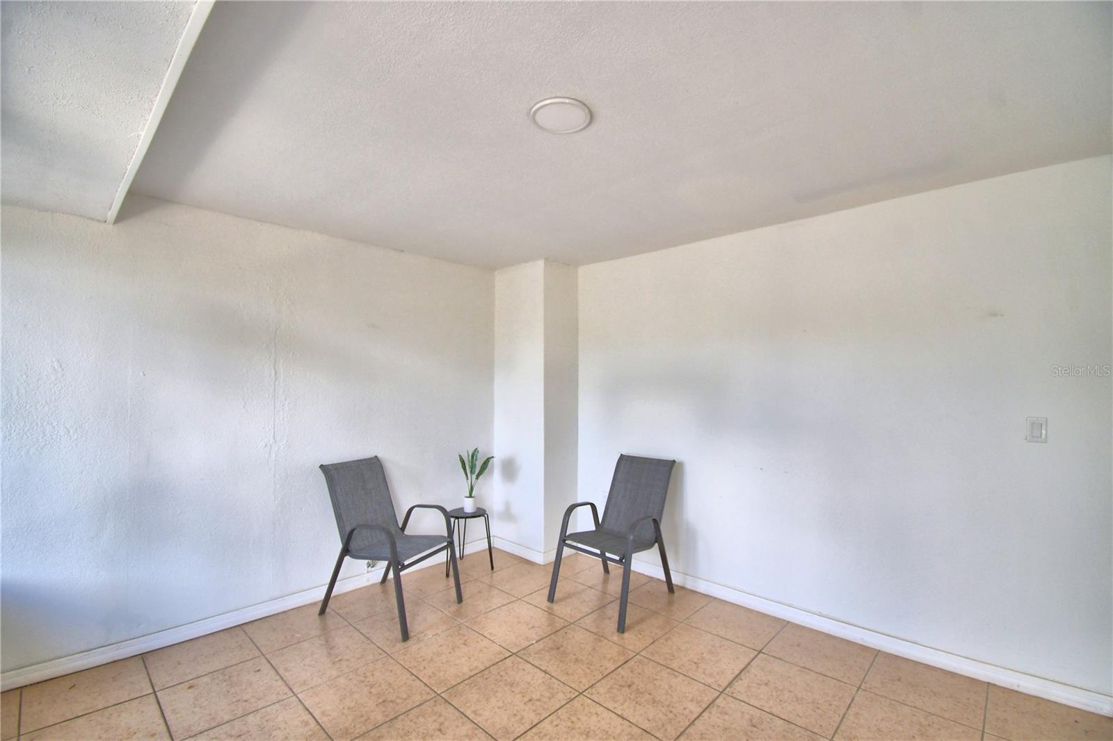 Image 3 of 28 For 2405 Roslyn Lane C