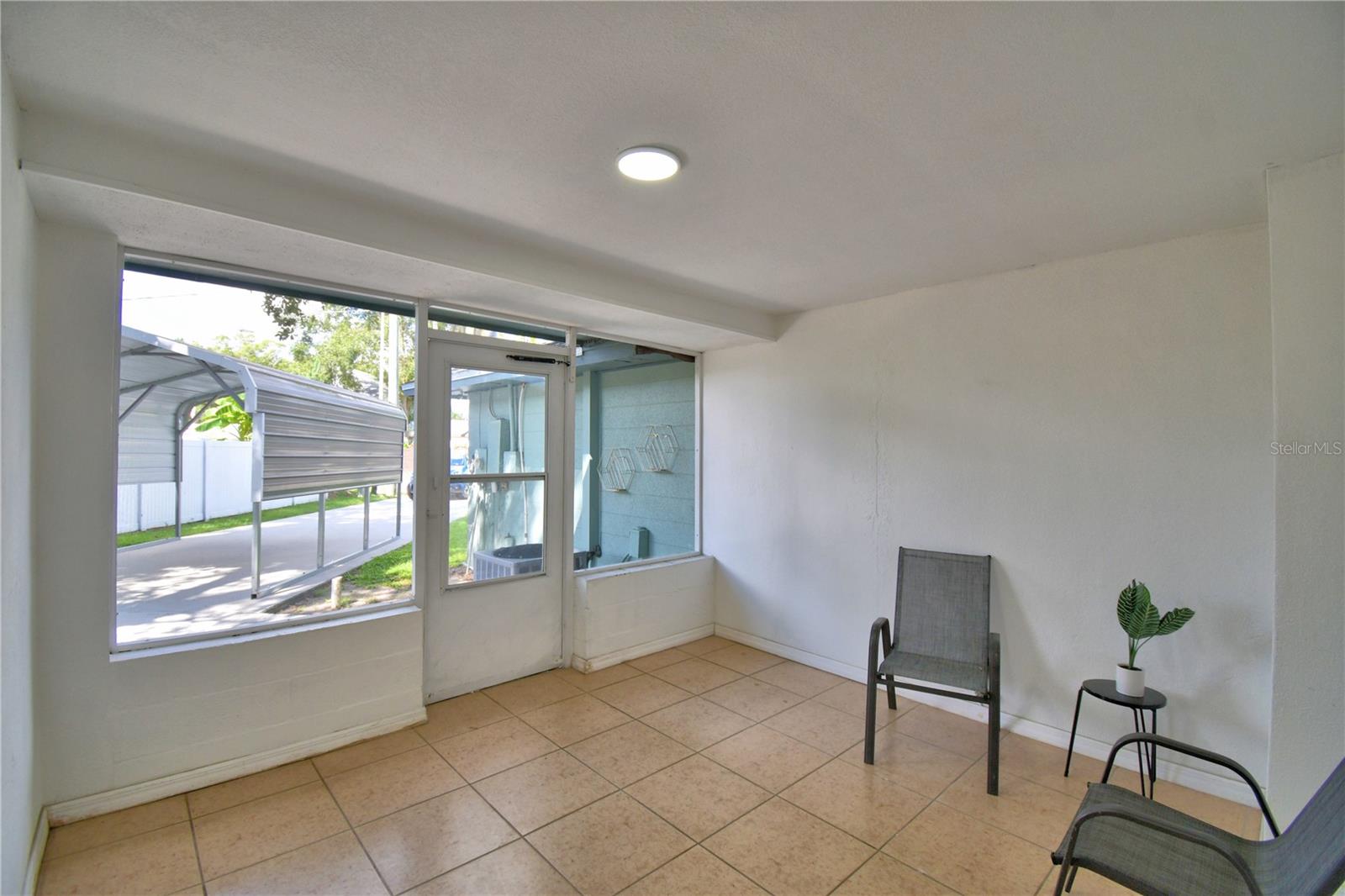 Image 5 of 28 For 2405 Roslyn Lane C