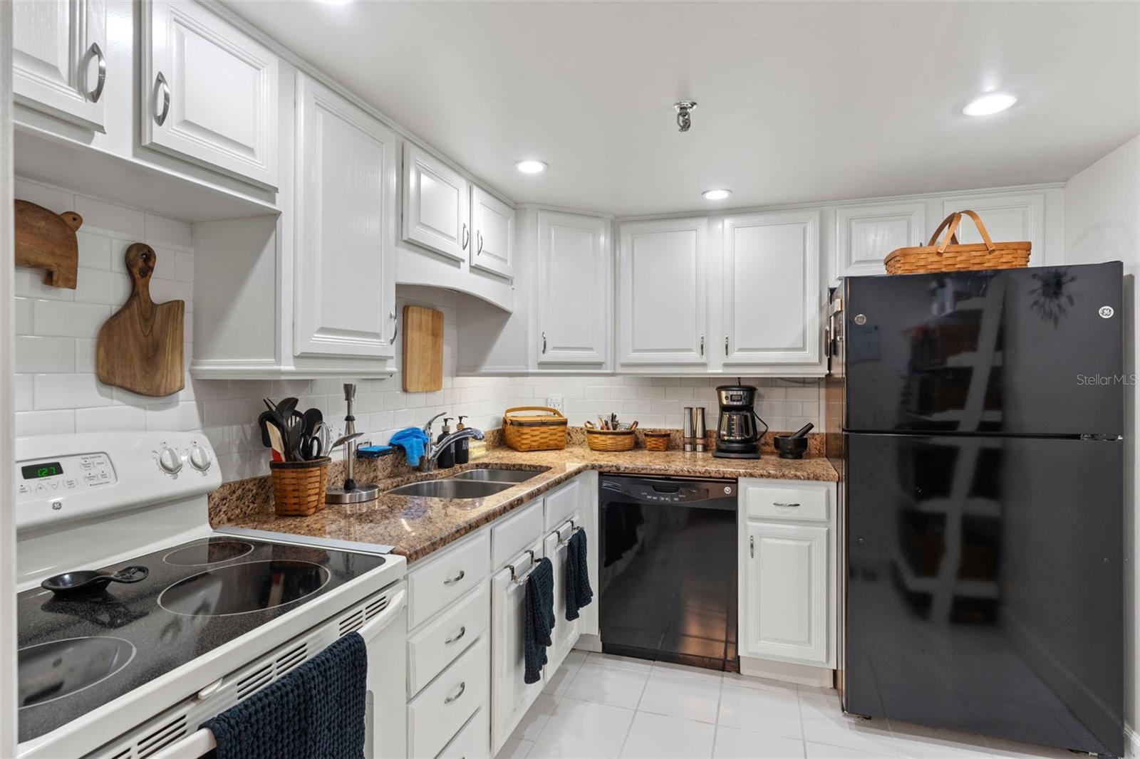Image 9 of 29 For 400 Colonial Drive 608