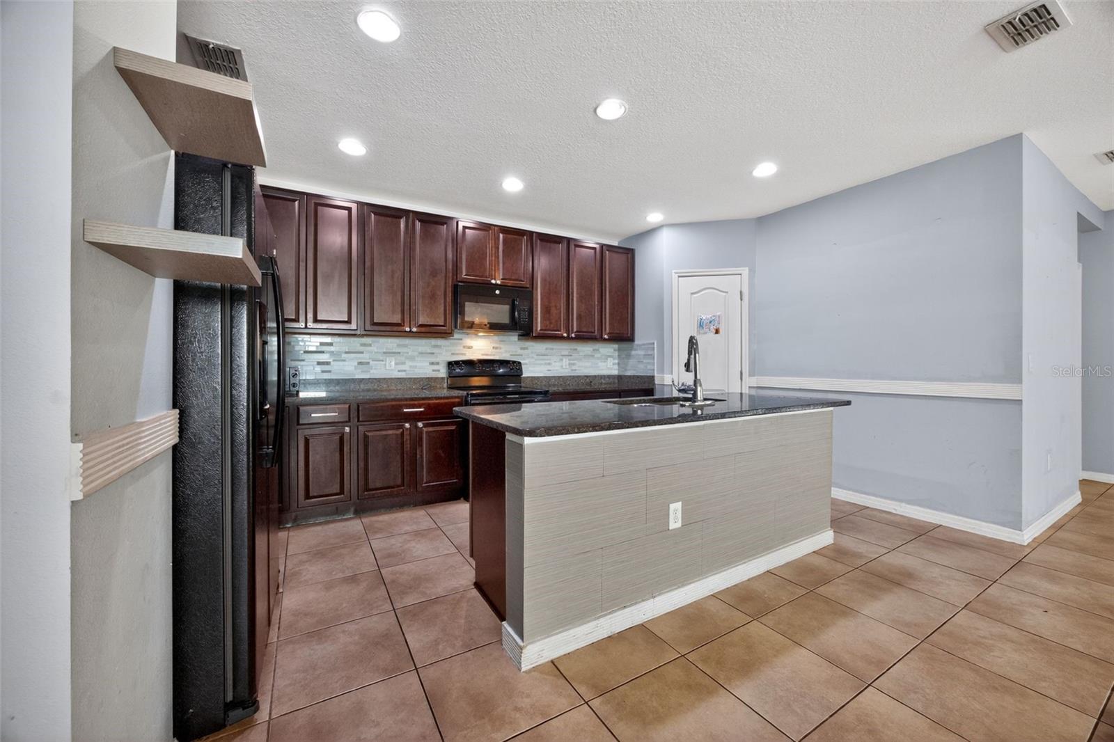 Image 13 of 30 For 915 Revere Avenue