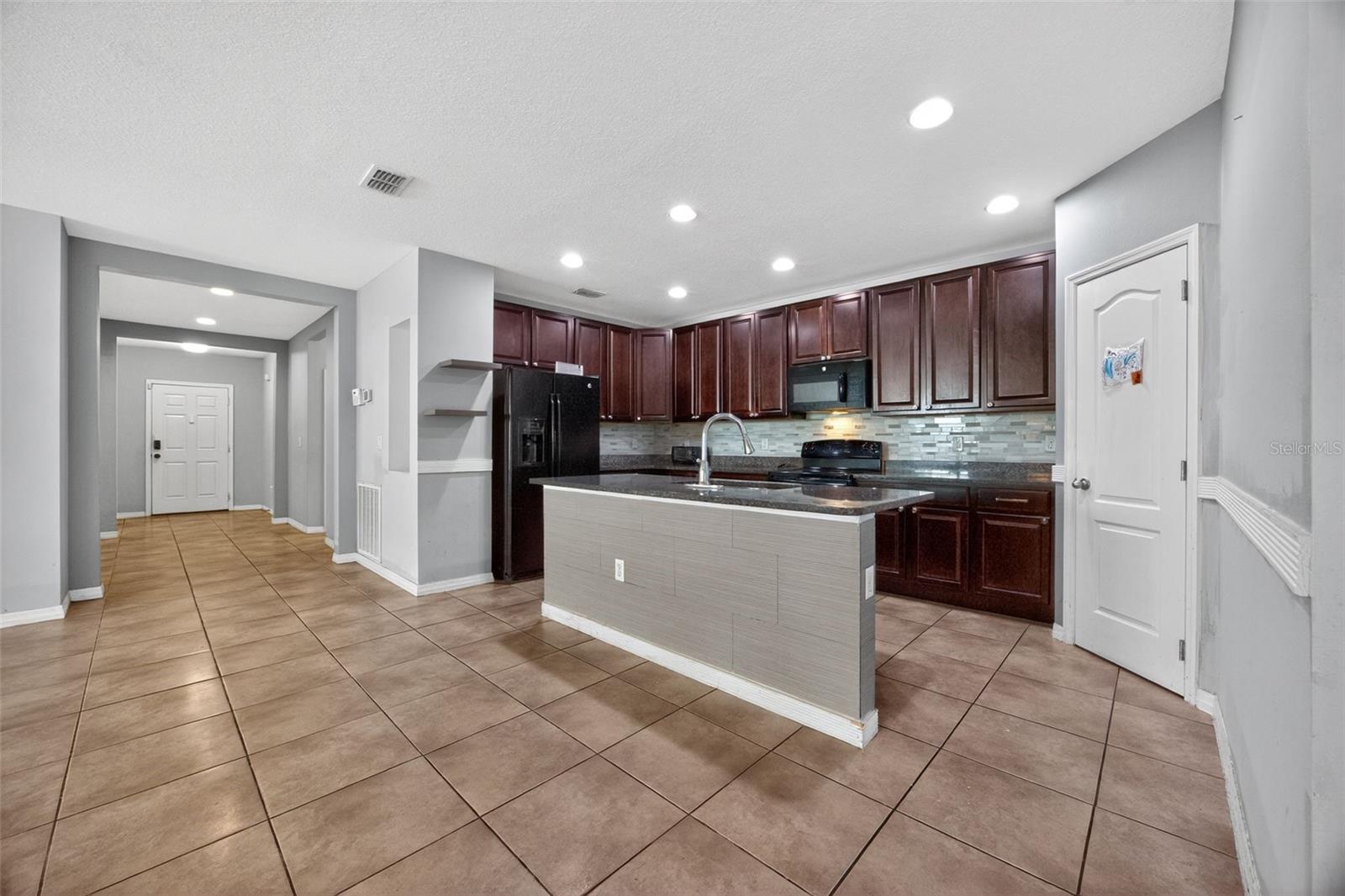 Image 15 of 30 For 915 Revere Avenue