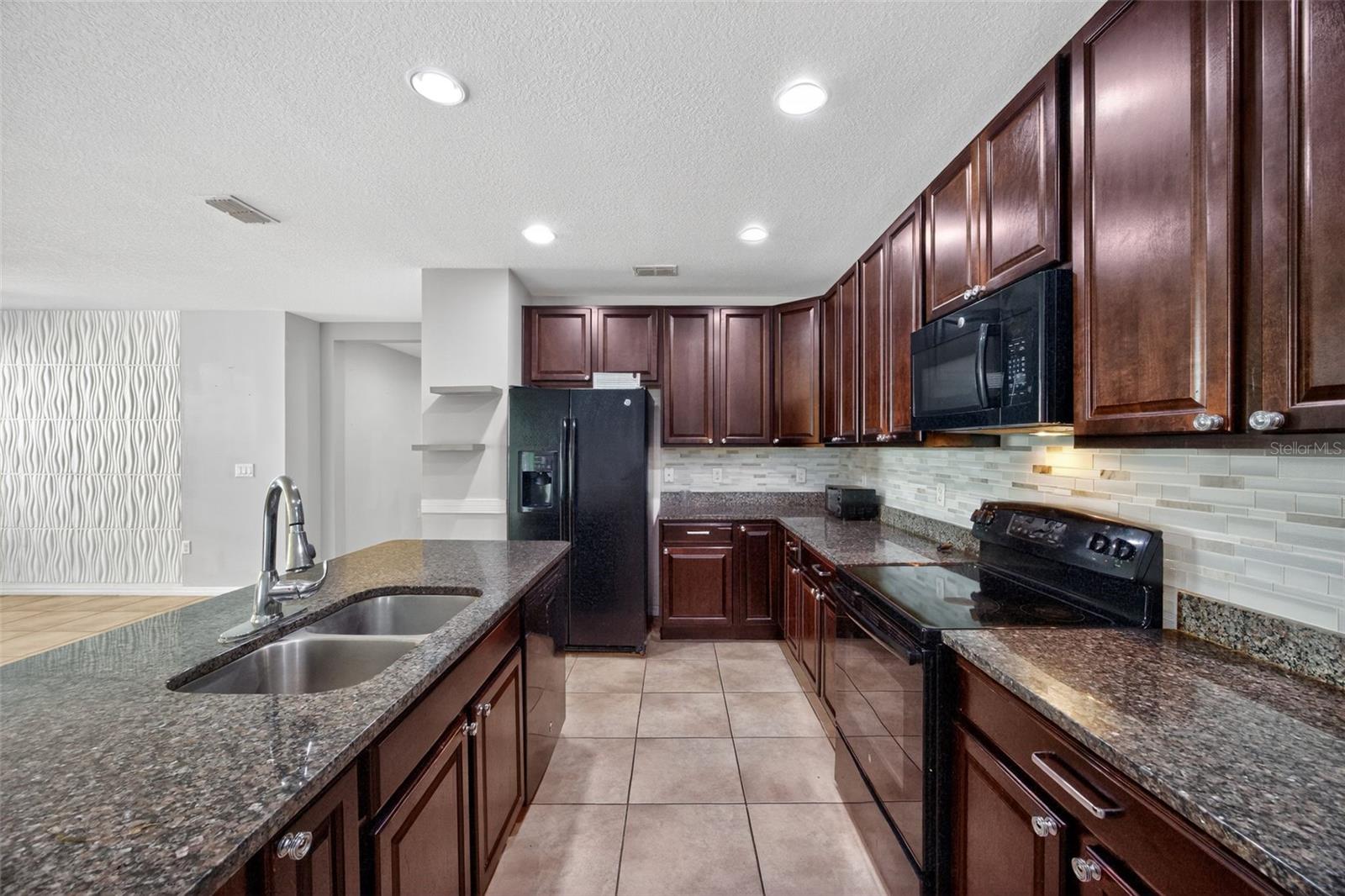 Image 16 of 30 For 915 Revere Avenue