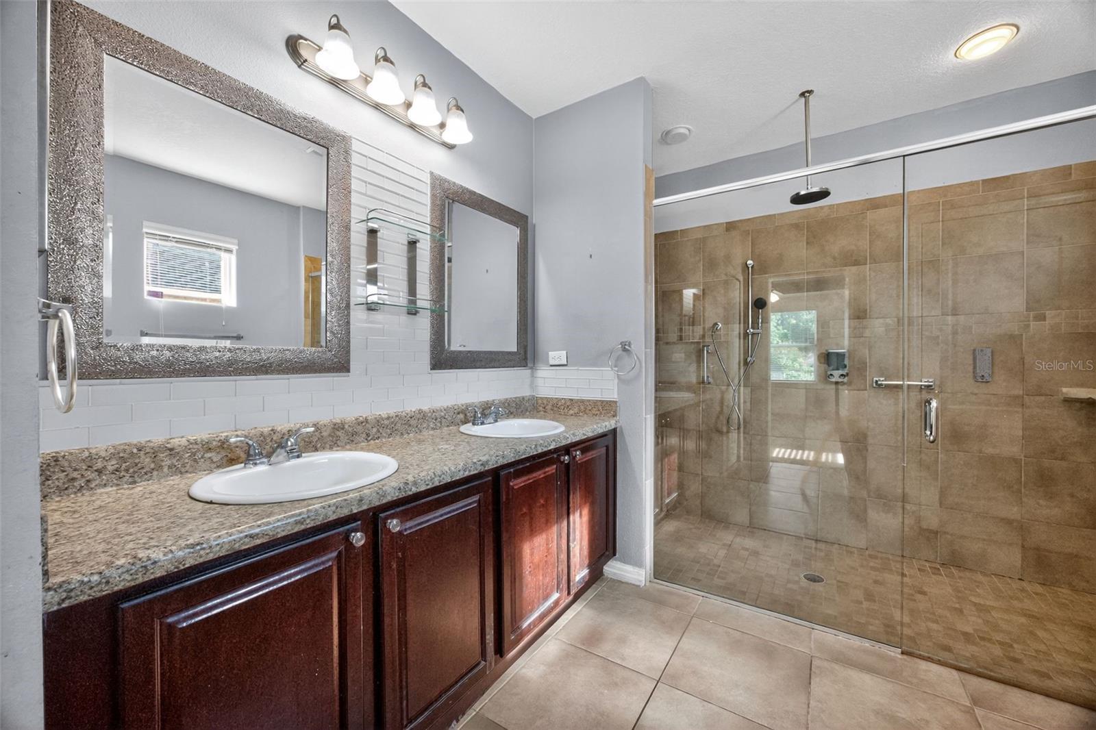 Image 21 of 30 For 915 Revere Avenue