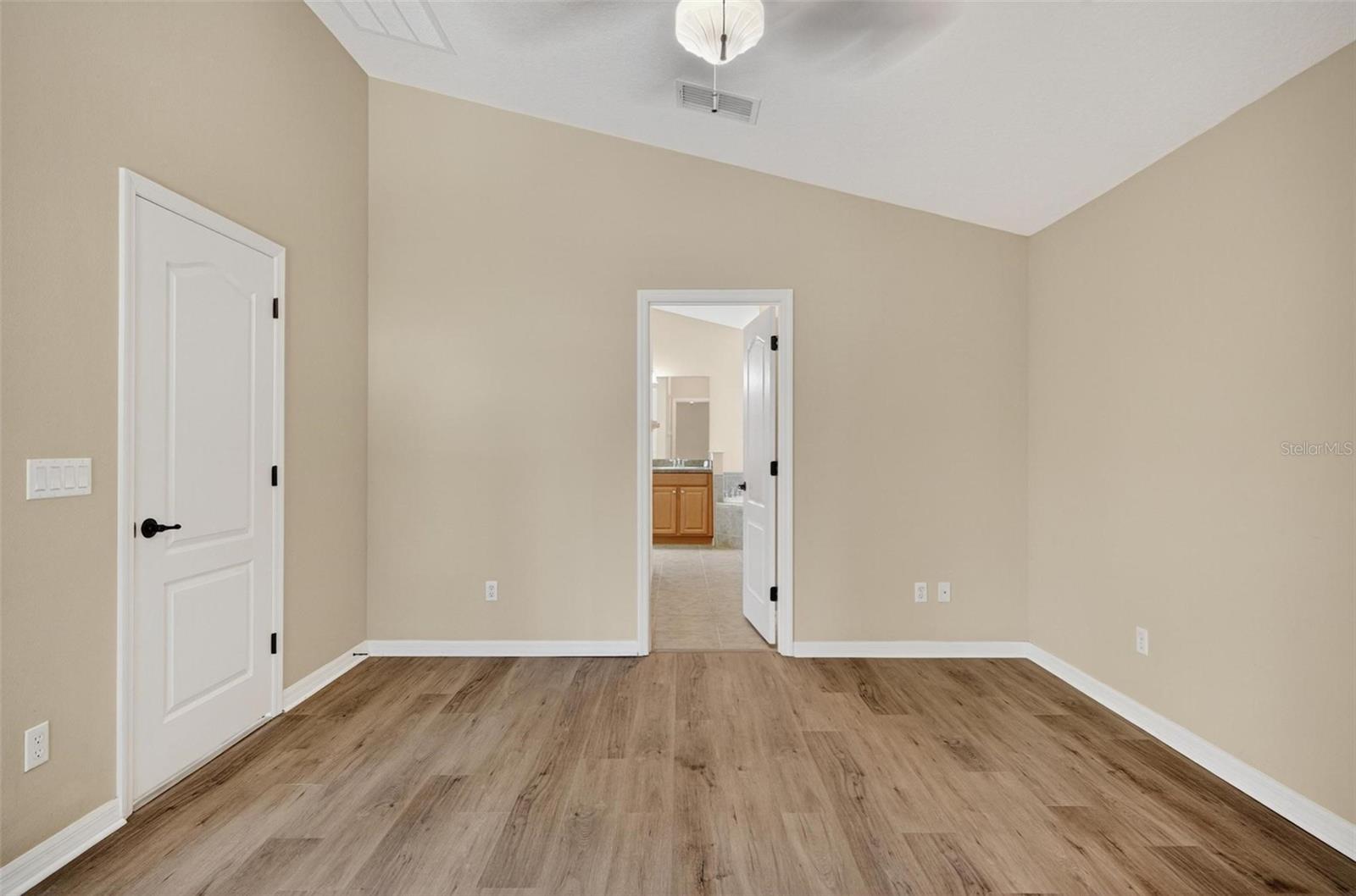 Image 33 of 62 For 140 Gladesdown Court