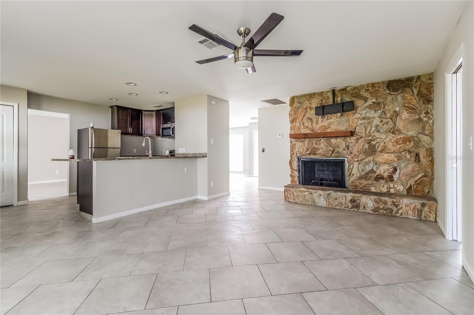 Image 4 of 16 For 822 Black Knight Drive