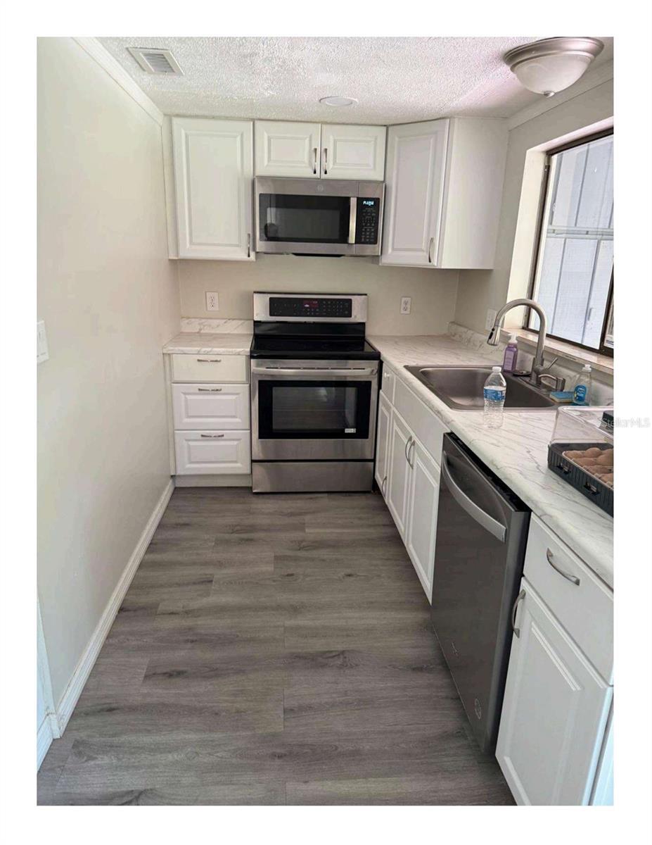 Listing photo id 2 for 2906 4th Street