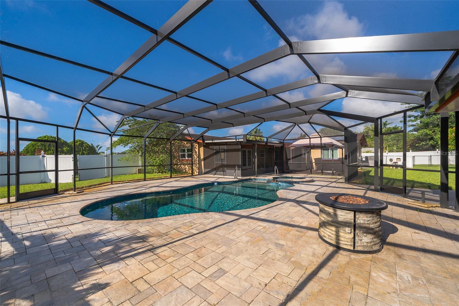 Image 16 of 30 For 807 San Remo Court