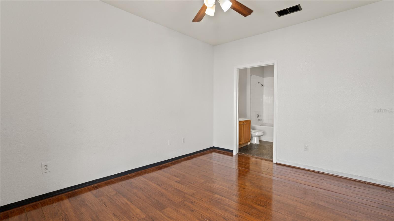 Image 20 of 47 For 2586 Grand Central Parkway 3