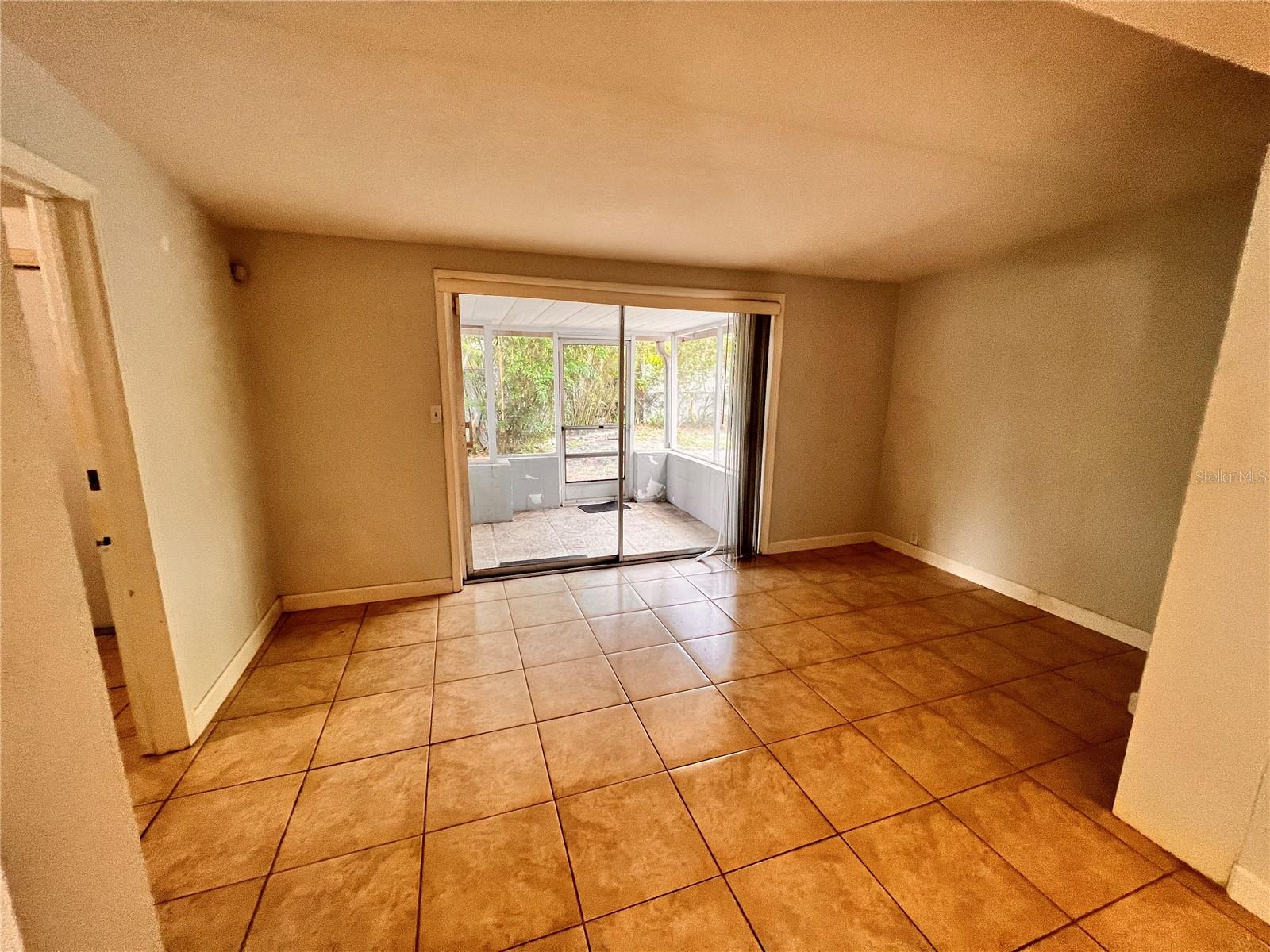 Image 4 of 24 For 253 Ashwood Drive