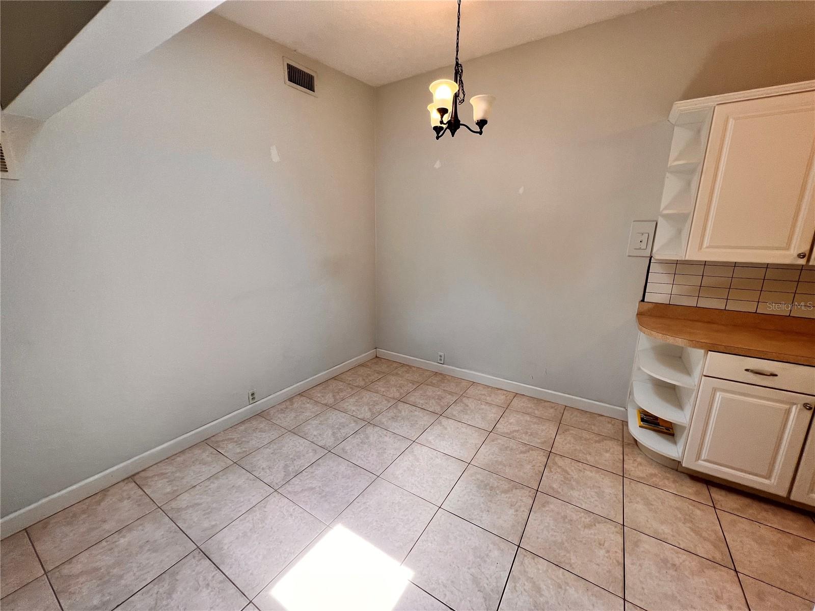 Image 8 of 24 For 253 Ashwood Drive